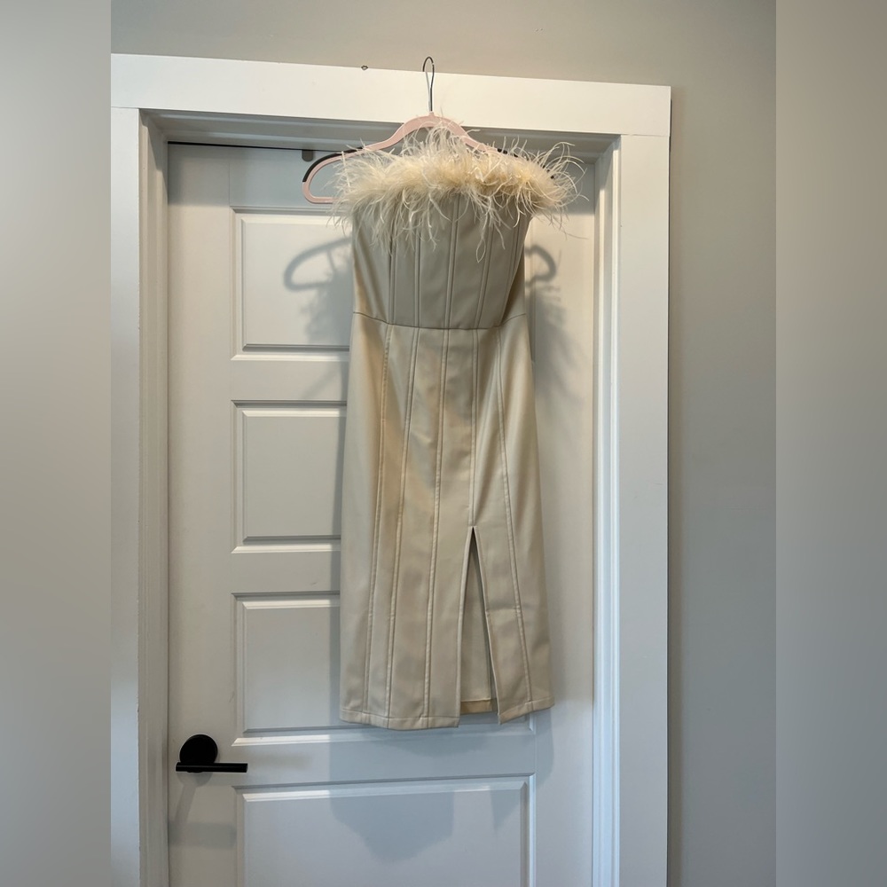 Strapless dress with feather top